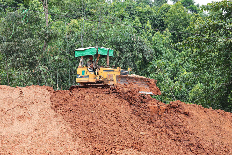 Phương tiện, máy móc được huy động để nhanh chóng xây dựng nơi ở tạm cho người dân bị mất nhà tại thôn Làng Nủ. (Ảnh: Hoàng Hiếu/TTXVN)