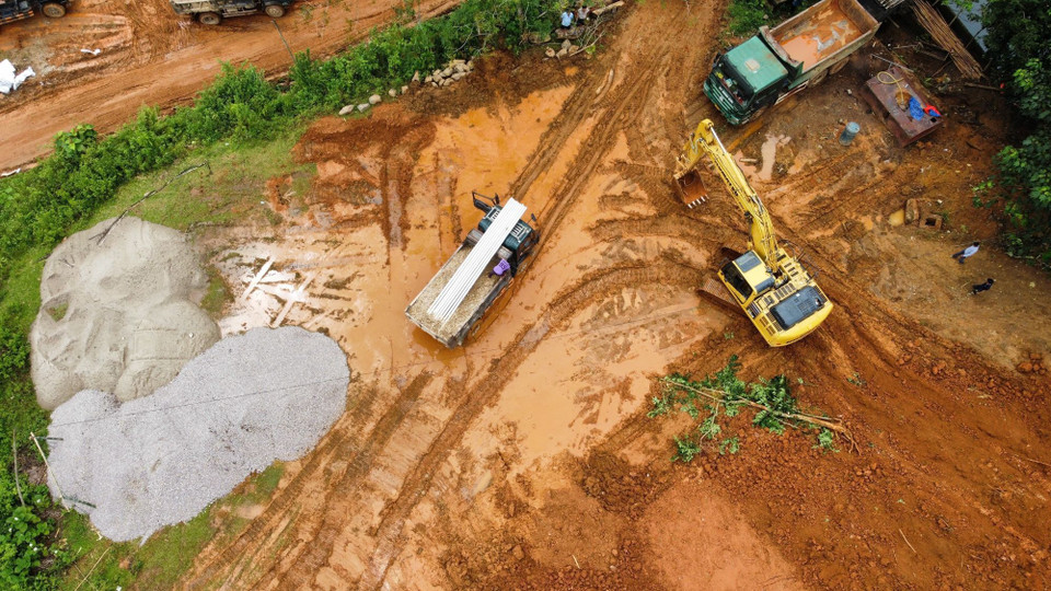 Máy móc san ủi mặt bằng xây dựng. (Ảnh: Hoàng Hiếu/TTXVN)