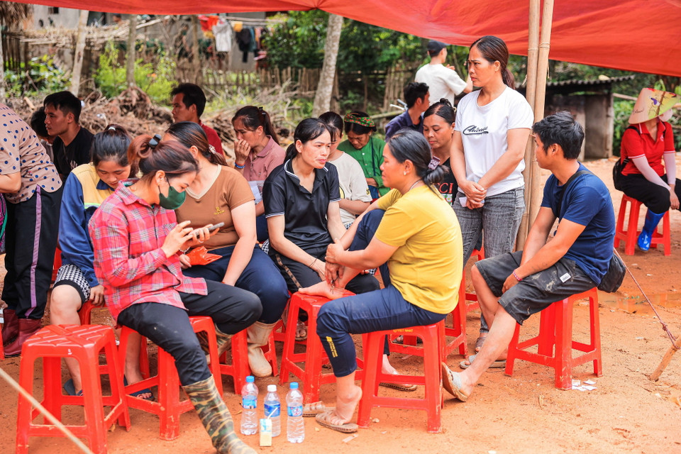 Dự kiến trong 2-3 hôm tới, sẽ hoàn thành 25 căn nhà tại khu nhà văn hoá cũ của thôn để người dân chuyển đến ở. (Ảnh: Hoàng Hiếu/TTXVN)