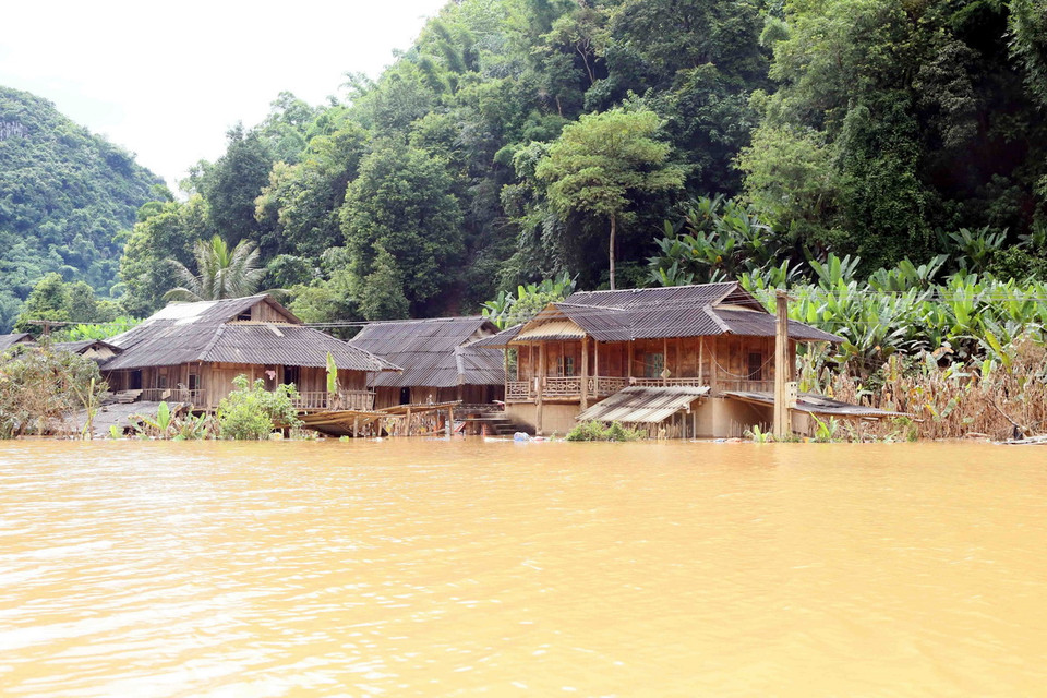 Nhiều ngôi nhà tại bản Phé, xã Tông Cọ, Sơn La bị ngập sâu sau trận mưa lớn. (Ảnh: Quang Quyết/TTXVN)