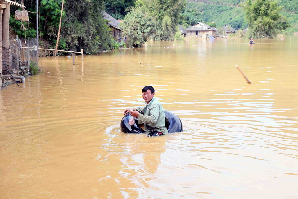 Nhân dân bản Phé, xã Tông Cọ, Sơn La phải di chuyển bằng phao làm từ săm ôtô để đi lấy thức ăn khi mưa lũ, ngập úng xảy ra. (Ảnh: Quang Quyết/TTXVN)