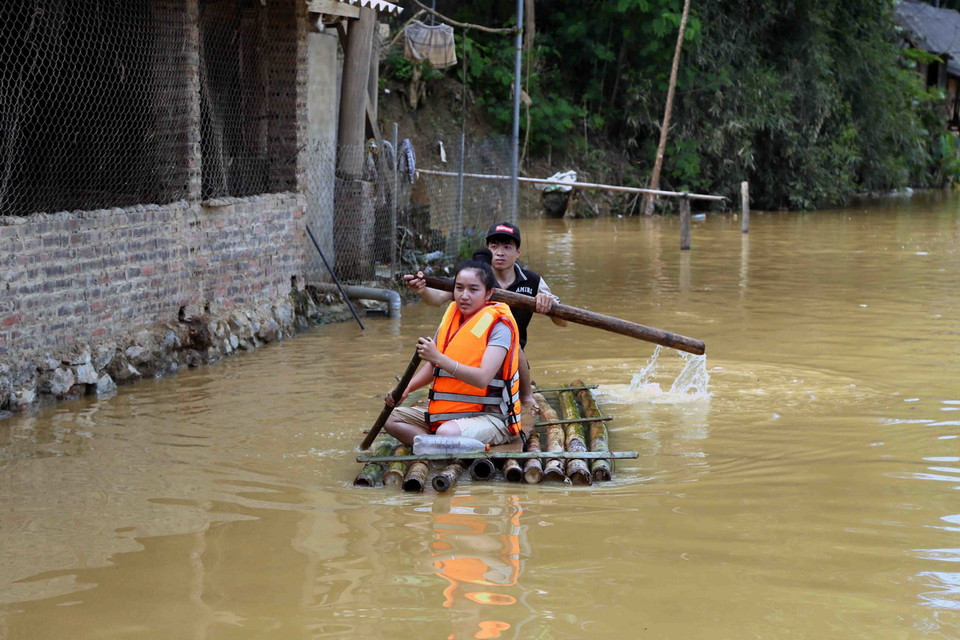 Đến 18 giờ ngày 26/8/2024, nước lũ vẫn đang ở mức cao, trời vẫn có mưa, nước lũ có thể tiếp tục dâng.. Nhân dân bản Phé, xã Tông Cọ, Sơn La phải di chuyển bằng bè khi bị ngập lụt. (Ảnh: Quang Quyết/TTXVN)