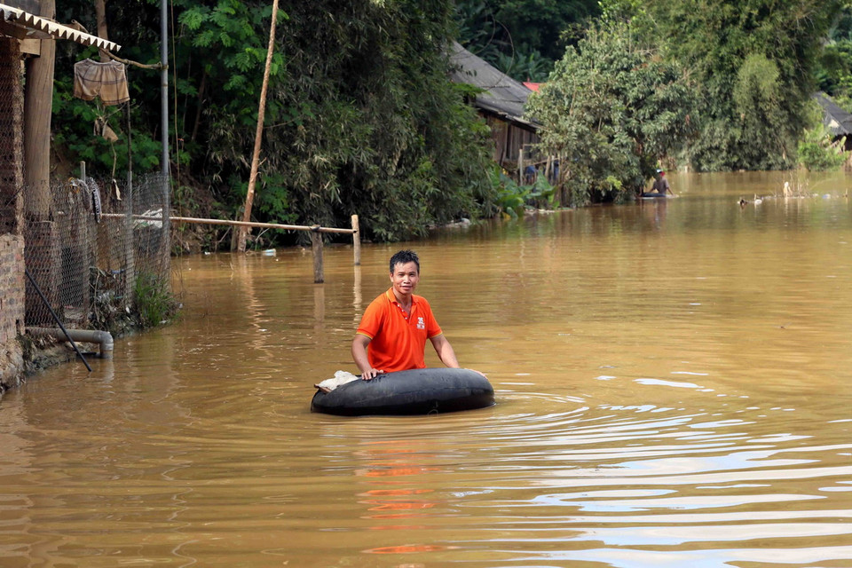 Nhân dân bản Phé, xã Tông Cọ, Sơn La phải di chuyển bằng phao làm từ săm ôtô. (Ảnh: Quang Quyết/TTXVN)