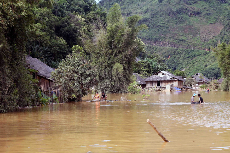 Nhân dân bản Phé, xã Tông Cọ, Sơn La phải di chuyển bằng bè làm bằng luồng khi bị ngập lụt. (Ảnh: Quang Quyết/TTXVN)