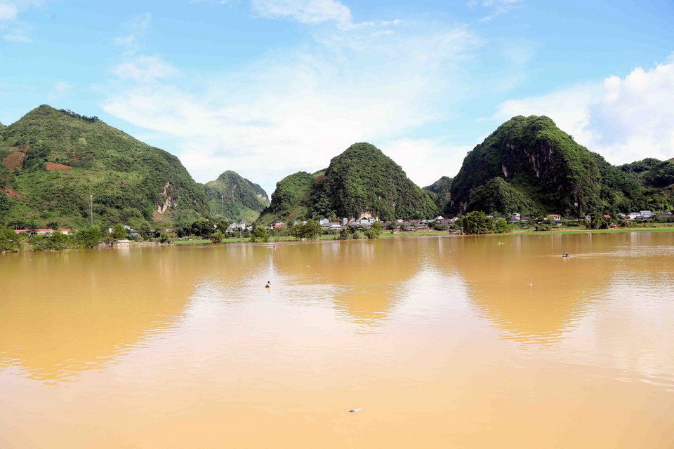 Sau trận mưa lớn, diện tích trồng lúa, hoa màu của nhân dân bản Phé, xã Tông Cọ, Sơn La bị chìm trong biển nước. (Ảnh: Quang Quyết/TTXVN)