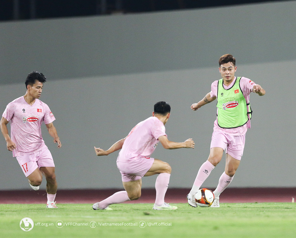 Buổi tập của Việt Nam diễn ra lúc 20 giờ (giờ địa phương) nhưng thời tiết vẫn rất nóng. (Nguồn: VFF)