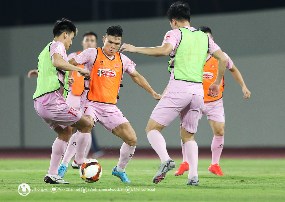 Ngoài việc phải đối diện với đối thủ được đánh giá có trình độ cao hơn và có lợi thế sân nhà, đội tuyển Việt Nam còn phải sớm giải quyết bài toán về lệch múi giờ. (Nguồn: VFF)