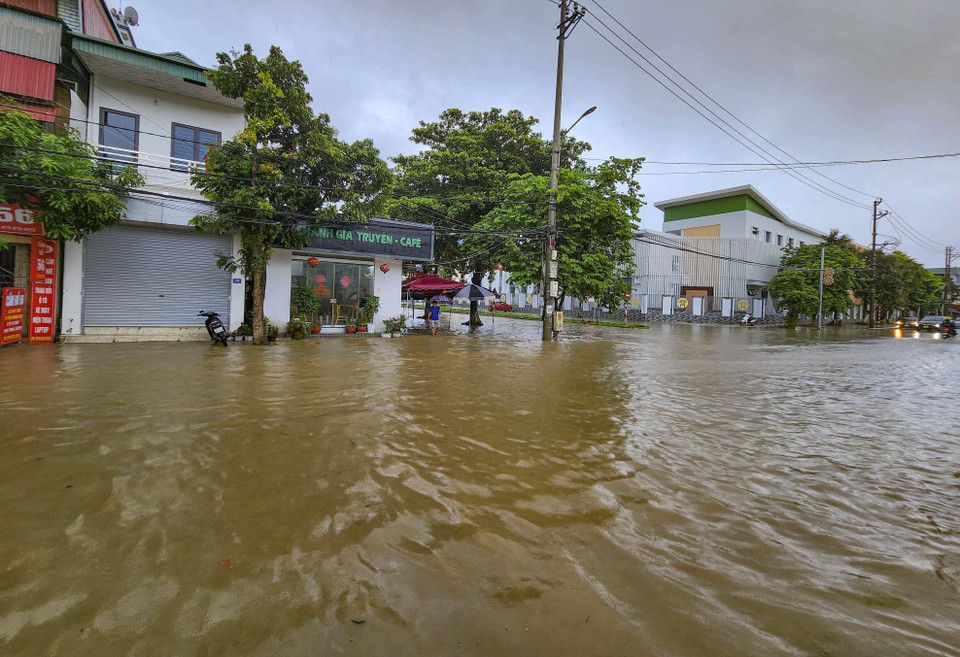 Mưa lớn gây ngập úng cục bộ tại đường Trường Chinh. (Ảnh: Xuân Tư/TTXVN)