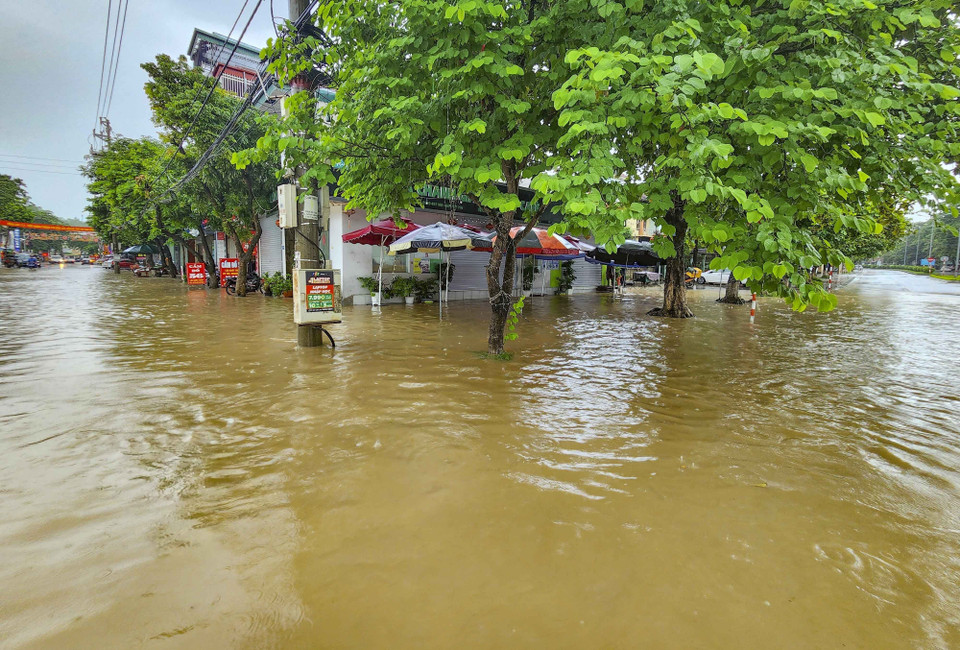 Trận mưa lớn kéo dài đã gây ngập úng cục bộ trên một số tuyến đường trên địa bàn thành phố Điện Biên Phủ (tỉnh Điện Biên). (Ảnh: Xuân Tư/TTXVN)