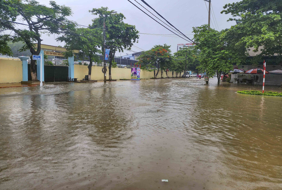 Mưa lớn gây ngập úng cục bộ tại khu vực Sân vận động tỉnh Điện Biên. (Ảnh: Xuân Tư/TTXVN)