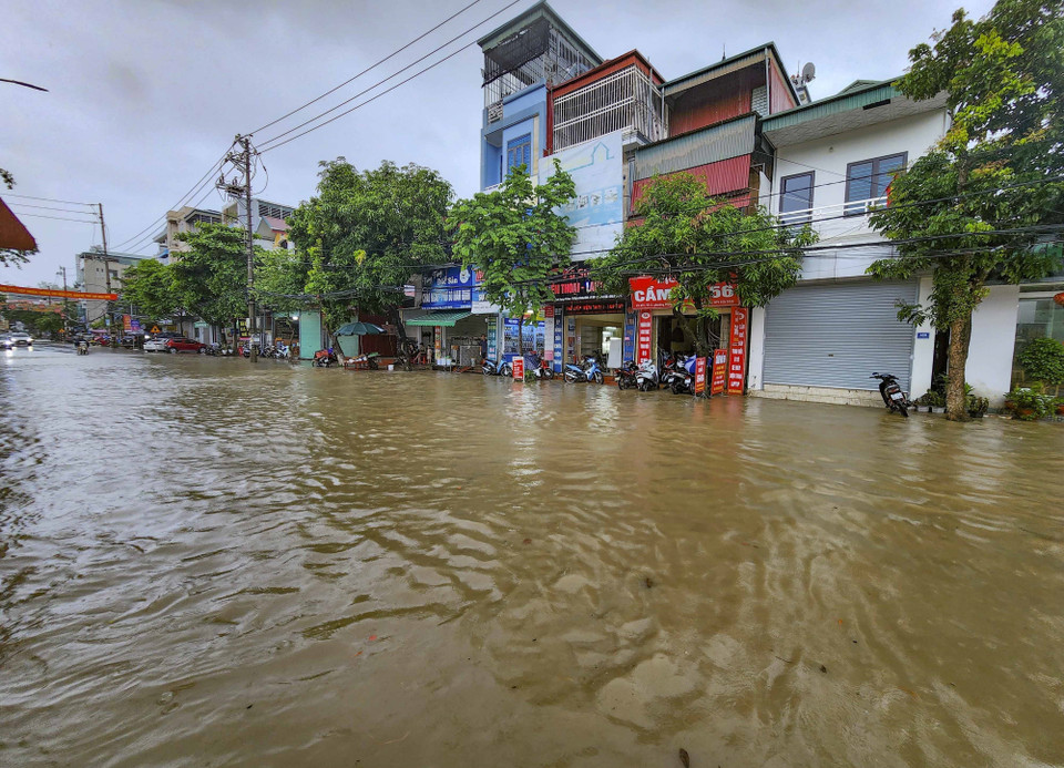 Một số đoạn phố hóa sông sau mưa lớn. (Ảnh: Xuân Tư/TTXVN)