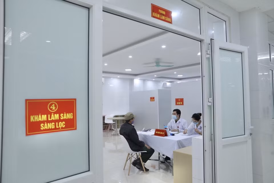 Khám sàng lọc cho tình nguyện viên tham gia đăng ký tiêm thử nghiệm đợt 2 vắcxin Nano Covax. (Ảnh: Minh Quyết/TTXVN)
