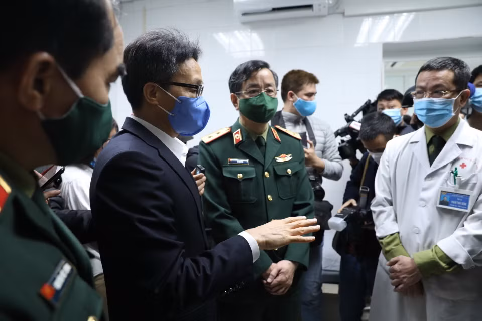 Phó Thủ tướng Vũ Đức Đam đến thăm, động viên tình nguyện viên và cán bộ Học viện Quân y trong đợt tiêm thử nghiệm đợt 2. (Ảnh: Minh Quyết/TTXVN)