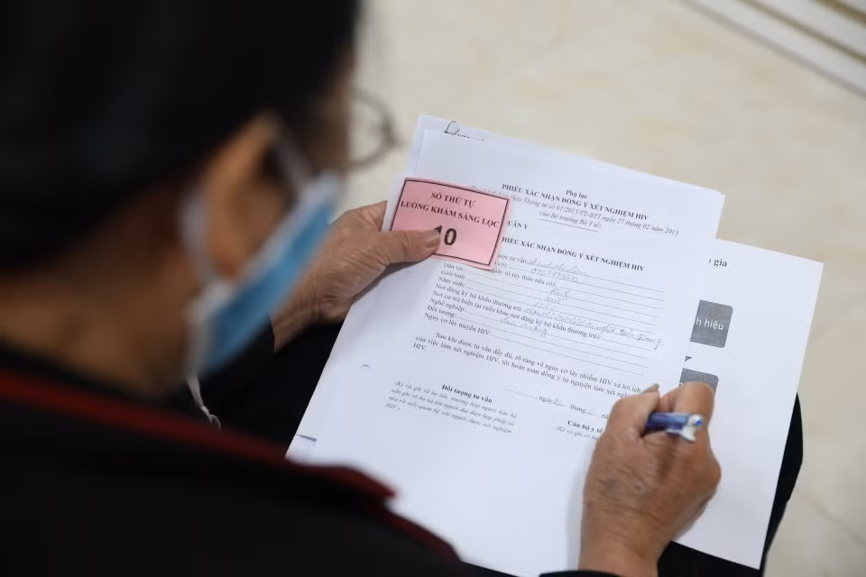 Tình nguyện viên đăng ký tham gia thử nghiệm vắcxin Nano Covax. (Ảnh: Minh Quyết/TTXVN)