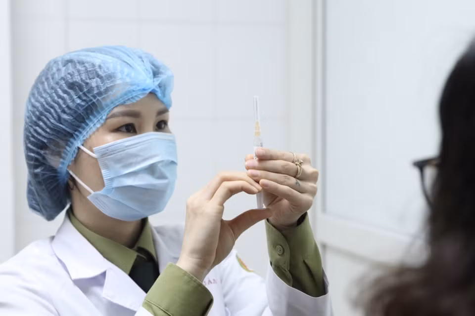 Tiêm thử nghiệm vắcxin Nano Covax giai đoạn 2 cho tình nguyện viên. (Ảnh: Minh Quyết/TTXVN)