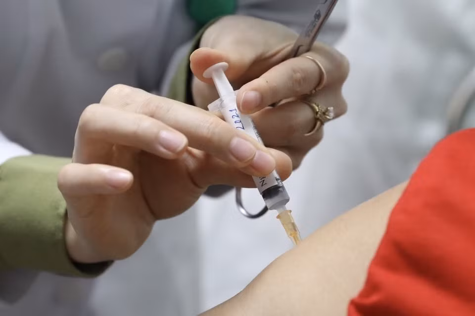 Tiêm thử nghiệm vắcxin Nano Covax giai đoạn 2 cho tình nguyện viên. (Ảnh: Minh Quyết/TTXVN)