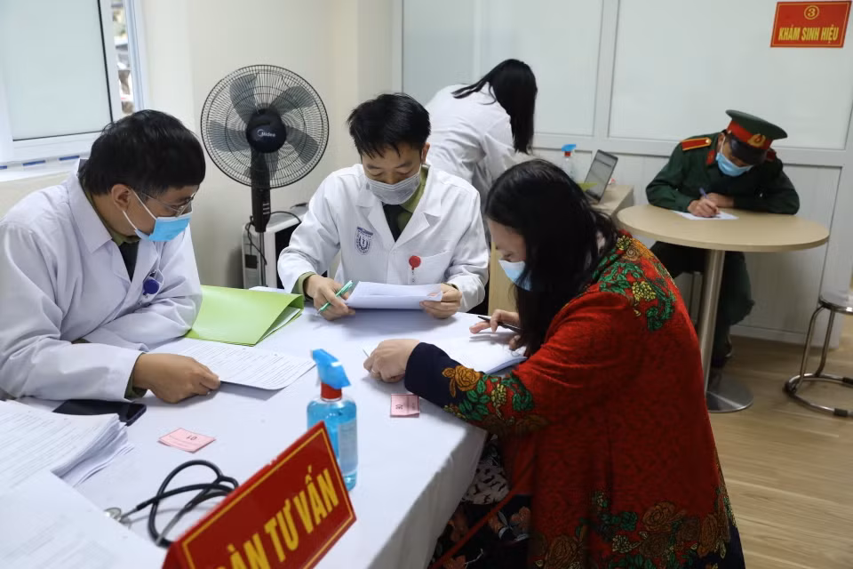 Bàn tư vấn cho tình nguyện viên tham gia tiêm. (Ảnh: Minh Quyết/TTXVN)