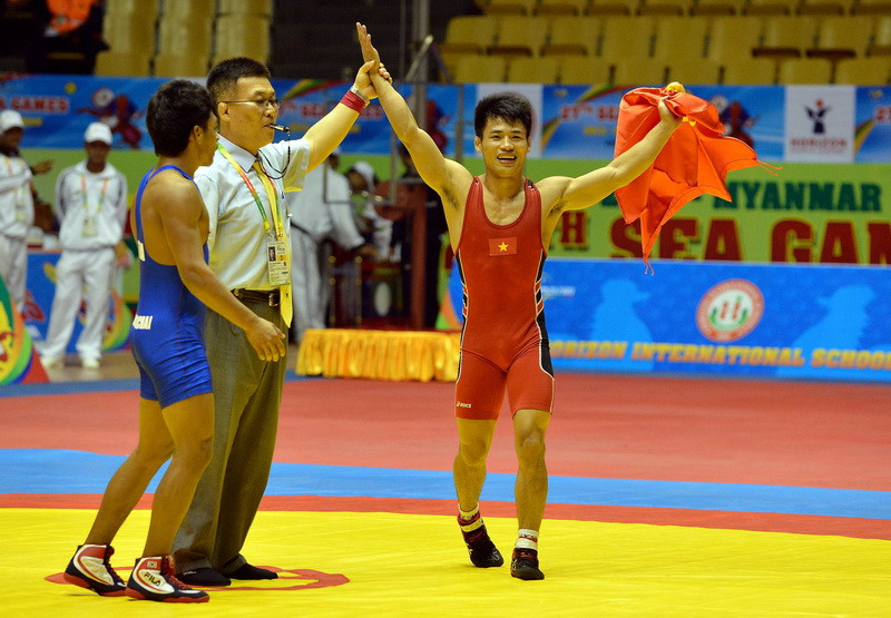 Niềm vui chiến thắng của vận động viên Đới Đăng Tiến đoạt huy chương vàng ở hạng 55kg Ảnh: (Ảnh: Thanh Hà/TTXVN)