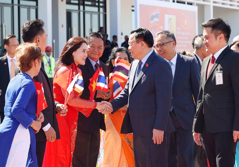 Kiều bào Việt Nam tại Thái Lan đón Chủ tịch Quốc hội Vương Đình Huệ. (Ảnh: Doãn Tấn/TTXVN)