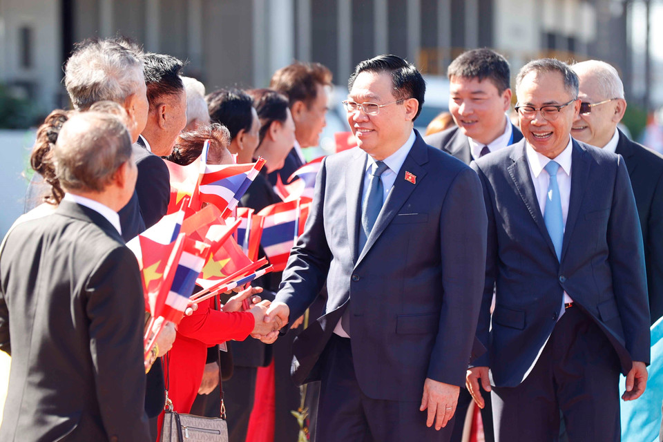 Kiều bào Việt Nam tại Thái Lan đón Chủ tịch Quốc hội Vương Đình Huệ. (Ảnh: Doãn Tấn/TTXVN)