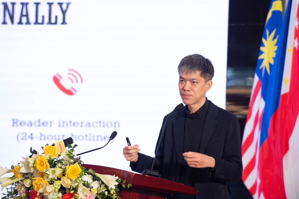 Nhà báo Wu Rui Ming, Báo Shin Min Daily News, Hiệp hội Truyền thông và xuất bản sáng tạo Singapore trình bày tham luận tại hội thảo. (Ảnh: Thảo Quyên/TTXVN phát)