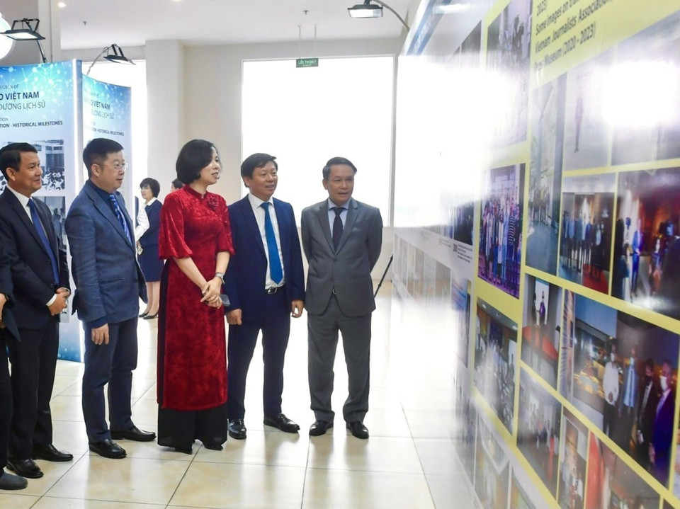 Các đại biểu tham quan trưng bày chuyên đề "Hội Nhà báo Việt Nam: Những chặng đường lịch sử, Chuyển đổi Số và hợp tác quốc tế." (Ảnh: Hoàng Hiếu/TTXVN)