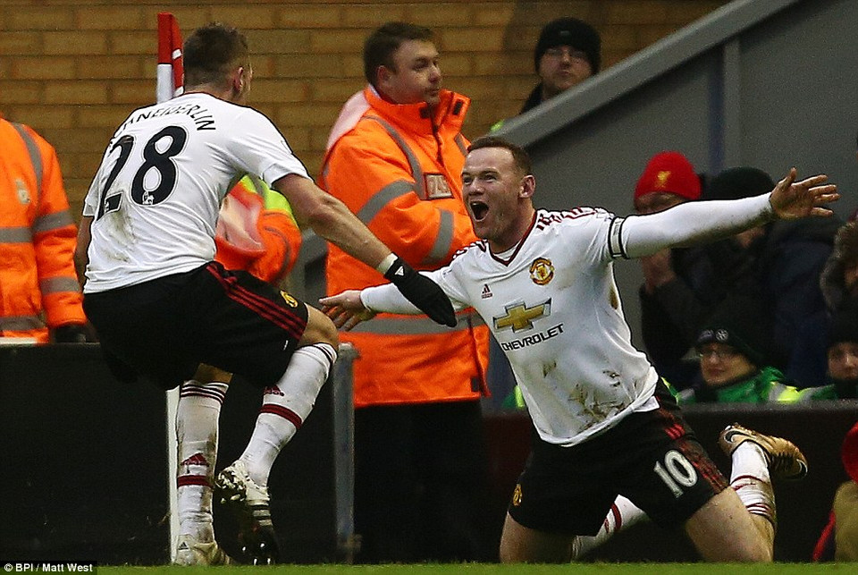 Rooney (phải) đã sắm vai người hùng giúp Manchester United đánh bại Liverpool 1-0. (Nguồn: DM)