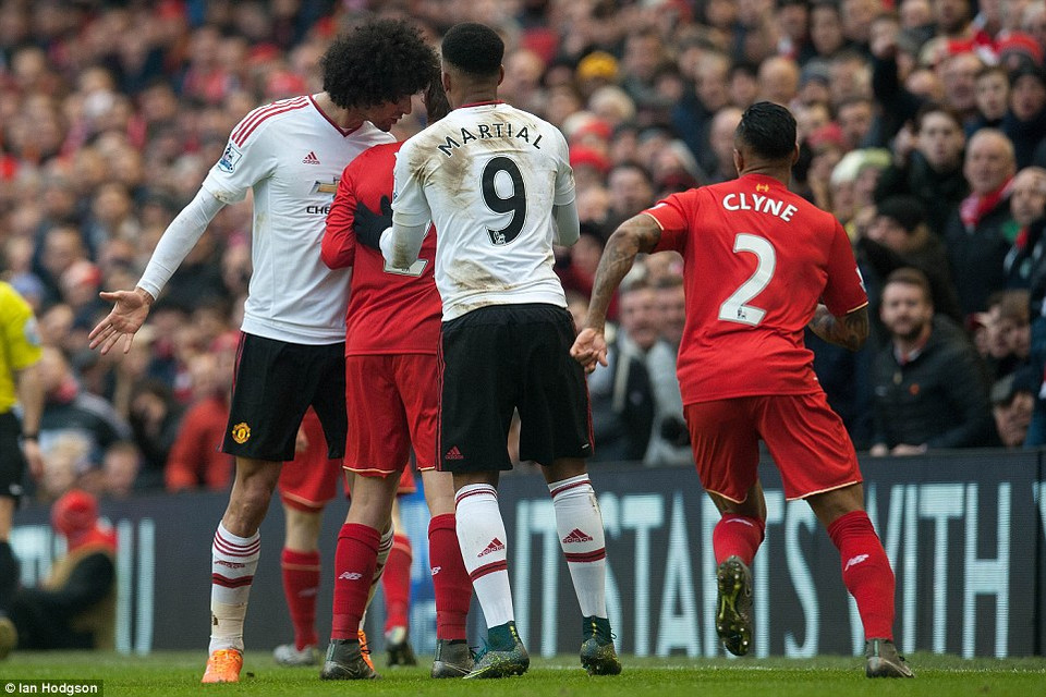 Sự căng thẳng trên sân khiến những cái đầu nóng không giữ được bình tĩnh