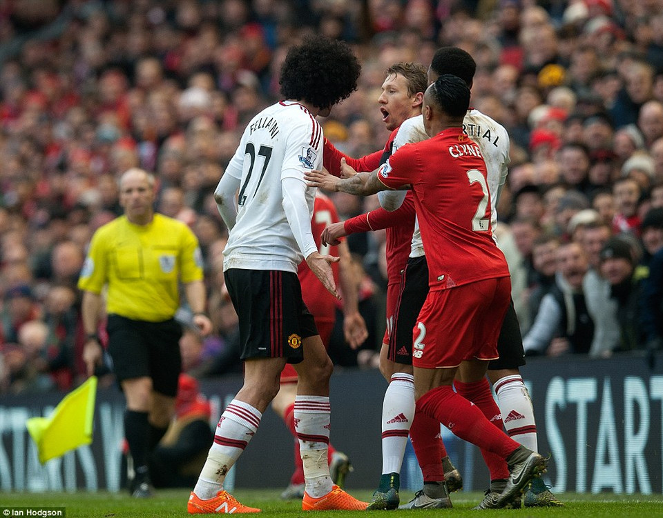 Fellaini đã có pha va chạm với Lucas bên phía Liverpool.