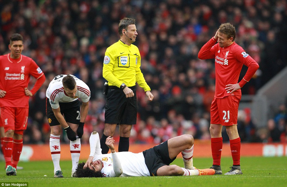 Tiền vệ người Bỉ đã ngã ra sau tình huống này...