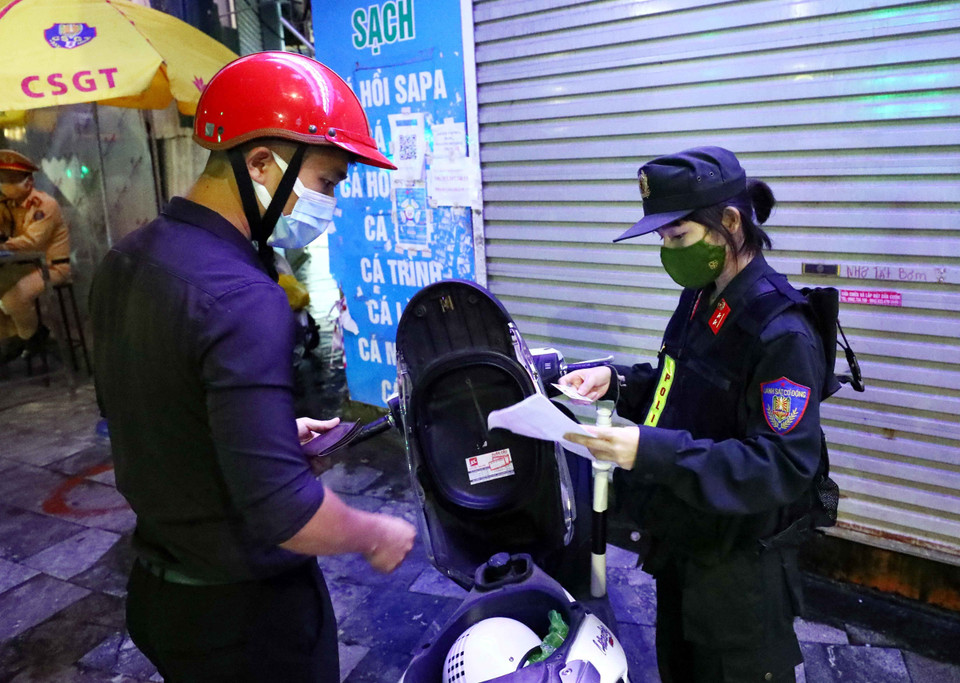 Trong thời gian này, Trung úy Phạm Thanh Thanh cùng các đồng đội đang nỗ lực hết mình tham gia chống dịch COVID-19 và phòng, chống tội phạm. (Ảnh: Phạm Kiên/TTXVN)