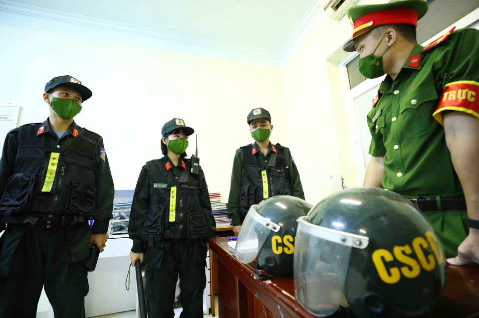 Trung úy Thanh và đồng đội trao đổi trước giờ lên đường làm nhiệm vụ. (Ảnh: Phạm Kiên/TTXVN)