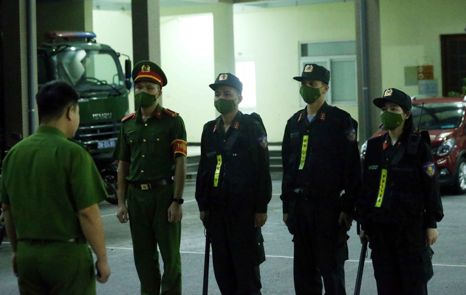 Trung úy Phạm Thanh Thanh cùng đồng đội nhận nhiệm vụ của chỉ huy. (Ảnh: Phạm Kiên/TTXVN)