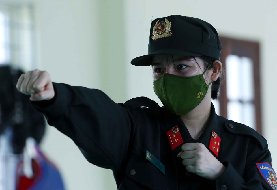 Gương mặt ướt đẫm mồ hôi và ánh mắt luôn đầy nhiệt huyết của nữ Cảnh sát đặc nhiệm Thủ đô trong giờ tập luyện tại doanh trại đơn vị. (Ảnh: Phạm Kiên/TTXVN)