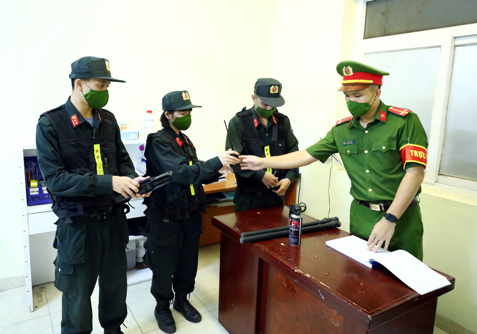 Trung úy Thanh cùng đồng đội nhận công cụ hỗ trợ để lên đường làm nhiệm vụ. (Ảnh: Phạm Kiên/TTXVN)