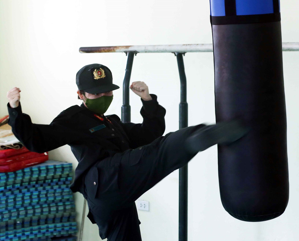 Để có sức khoẻ dẻo dai, hàng ngày, Trung úy Thanh tự tập luyện tại doanh trại đơn vị. (Ảnh: Phạm Kiên/TTXVN)