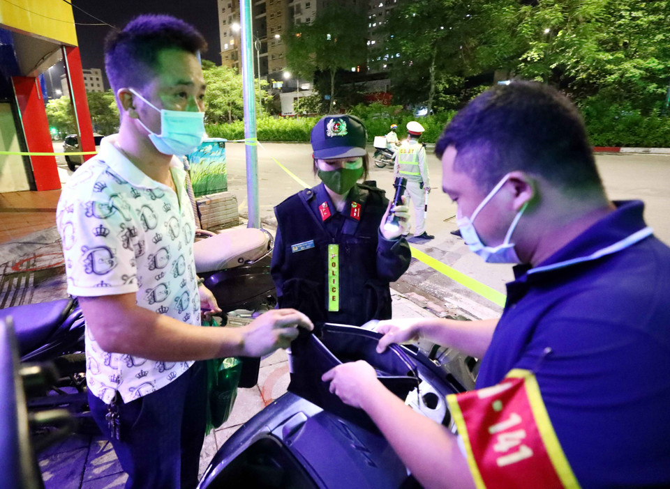 Trung úy Phạm Thanh Thanh tham gia hỗ trợ đồng đội tại Tổ công tác Y11/141 kiểm tra hành chính những người có biểu hiện nghi vấn. (Ảnh: Phạm Kiên/TTXVN)