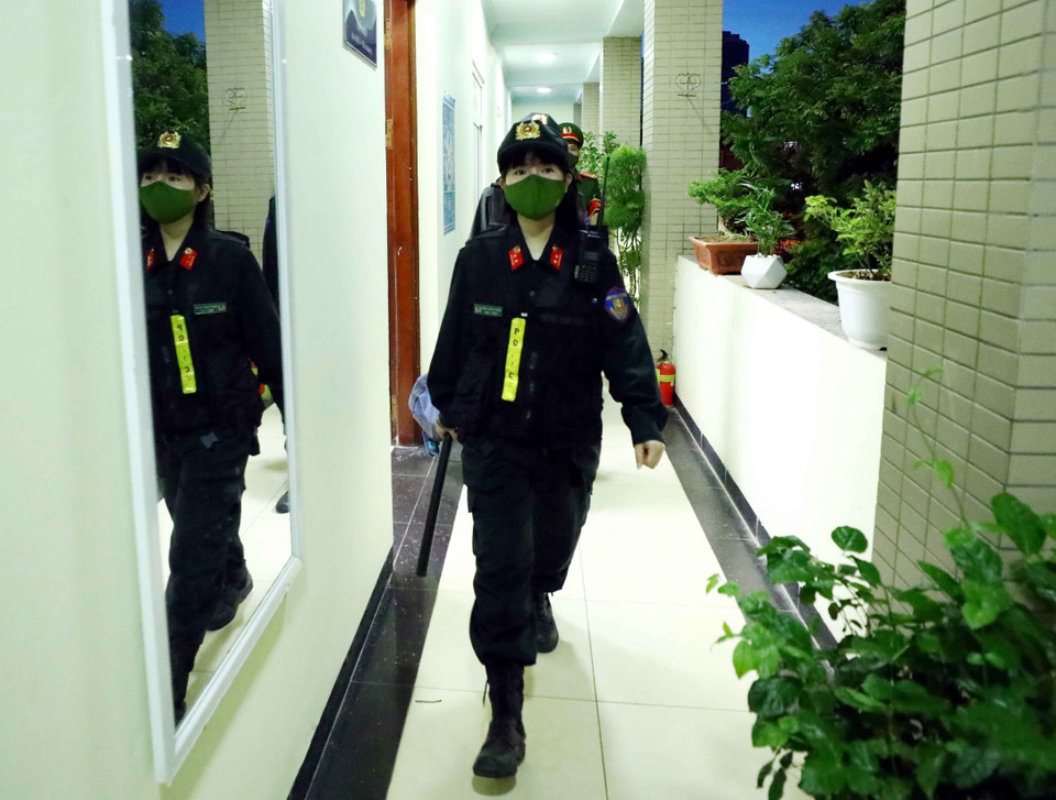 Trung úy Phạm Thanh Thanh lên đường làm nhiệm vụ. (Ảnh: Phạm Kiên/TTXVN)