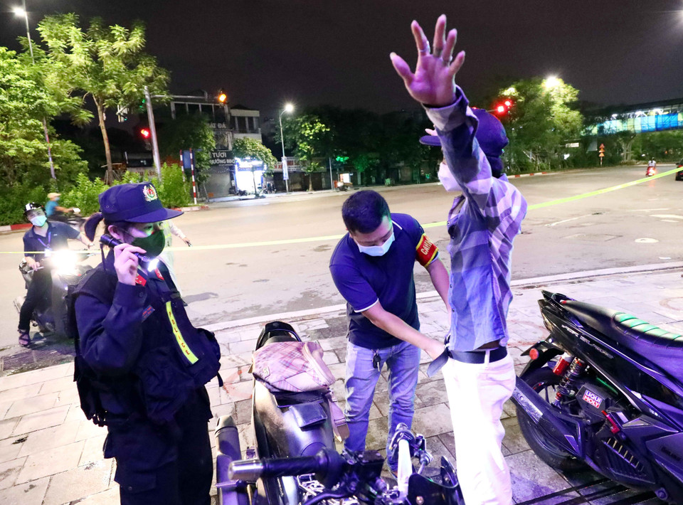 Trung úy Phạm Thanh Thanh tham gia hỗ trợ đồng đội tại Tổ công tác Y11/141 kiểm tra hành chính những người có biểu hiện nghi vấn. (Ảnh: Phạm Kiên/TTXVN)