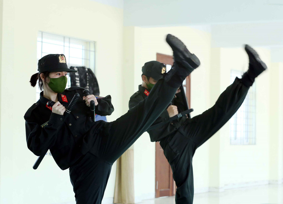 Trung úy Phạm Thanh Thanh sinh năm 1996, quê ở Hà Tĩnh. Nếu không khoác lên bộ quân phục, ít ai ngờ, người con gái nhỏ nhắn và xinh xắn đấy là một chiến sỹ Cảnh sát đặc nhiệm thành thạo võ thuật, bắn súng. (Ảnh: Phạm Kiên/TTXVN)