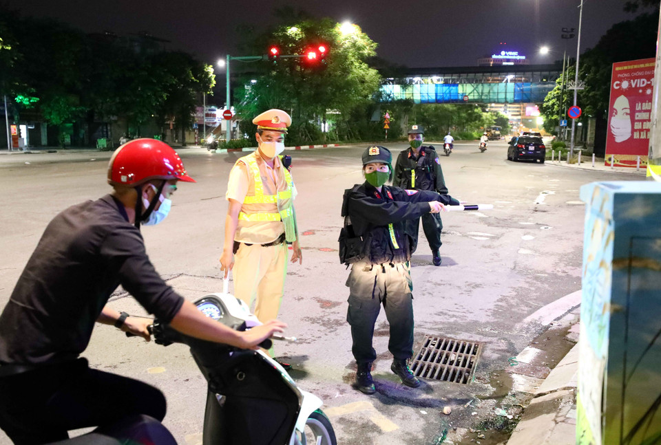 Trung úy Phạm Thanh Thanh làm nhiệm vụ. (Ảnh: Phạm Kiên/TTXVN)