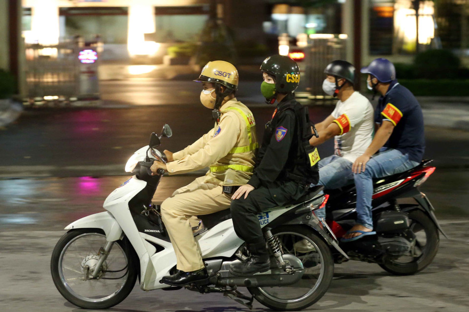 Trung úy Phạm Thanh Thanh cùng các đồng đội tại Tổ công tác 141 không chỉ cắm chốt mà còn thường xuyên tuần tra, kiểm soát trên các đường phố. (Ảnh: Phạm Kiên/TTXVN)