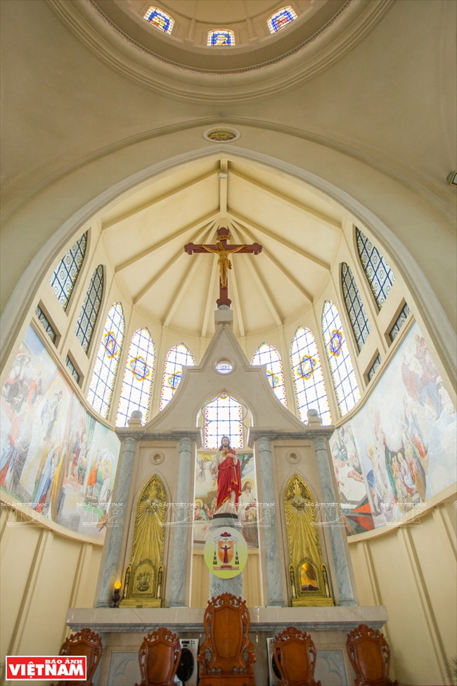 Không gian làm lễ trong thánh đường nhà thờ Phú Cường. (Ảnh: Nguyễn Luân/Báo Ảnh Việt Nam)