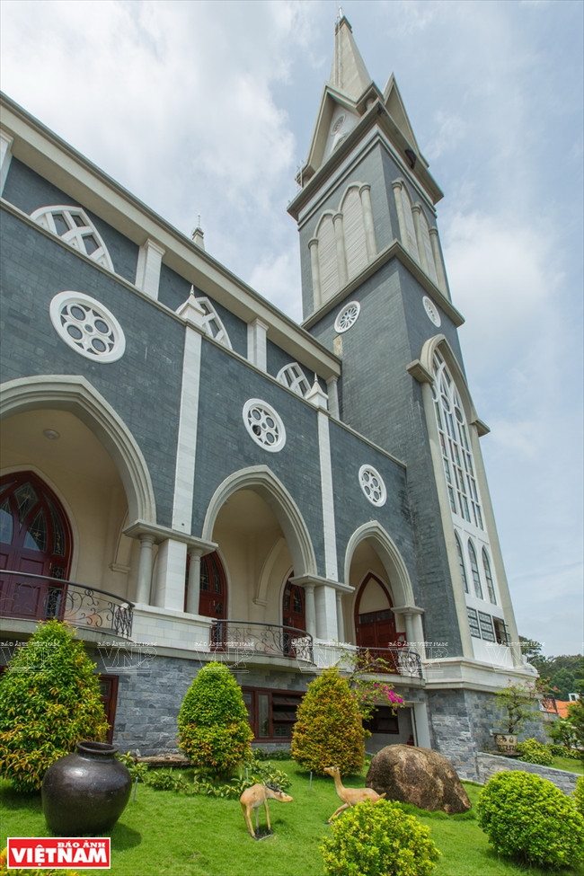 Tiểu cảnh bên hông nhà thờ Phú Cường. (Ảnh: Nguyễn Luân/Báo Ảnh Việt Nam)