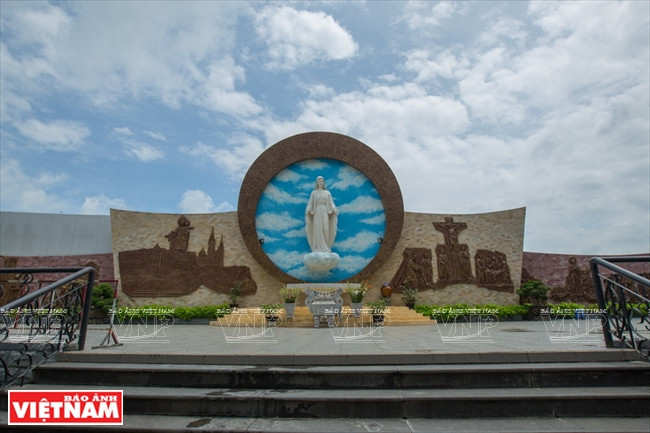Tượng Đức Mẹ trong khuôn viên nhà thờ Phú Cường. (Ảnh: Nguyễn Luân/Báo Ảnh Việt Nam)
