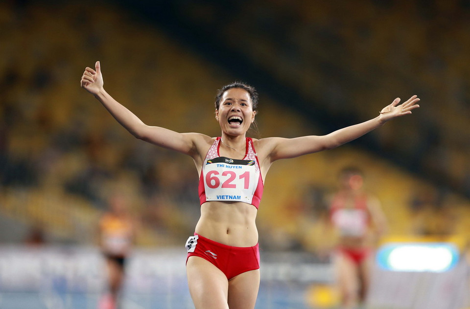 Niềm vui của Nguyễn Thị Huyền sau khi về đích. (Ảnh: Quốc Khánh/TTXVN)