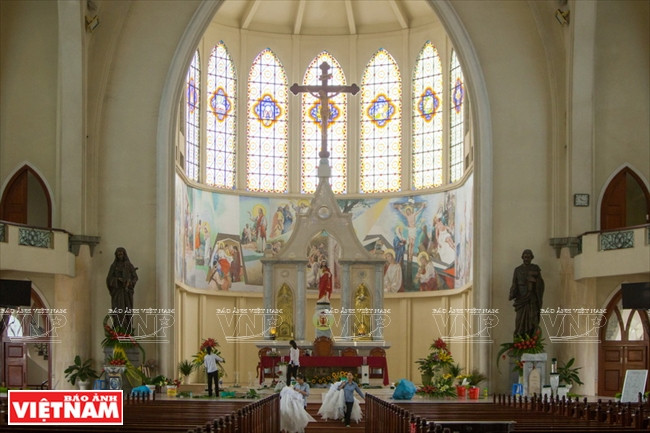 Vẻ đẹp ấn tượng trong không gian thánh đường nhà thờ Phú Cường. (Ảnh: Nguyễn Luân/Báo Ảnh Việt Nam)