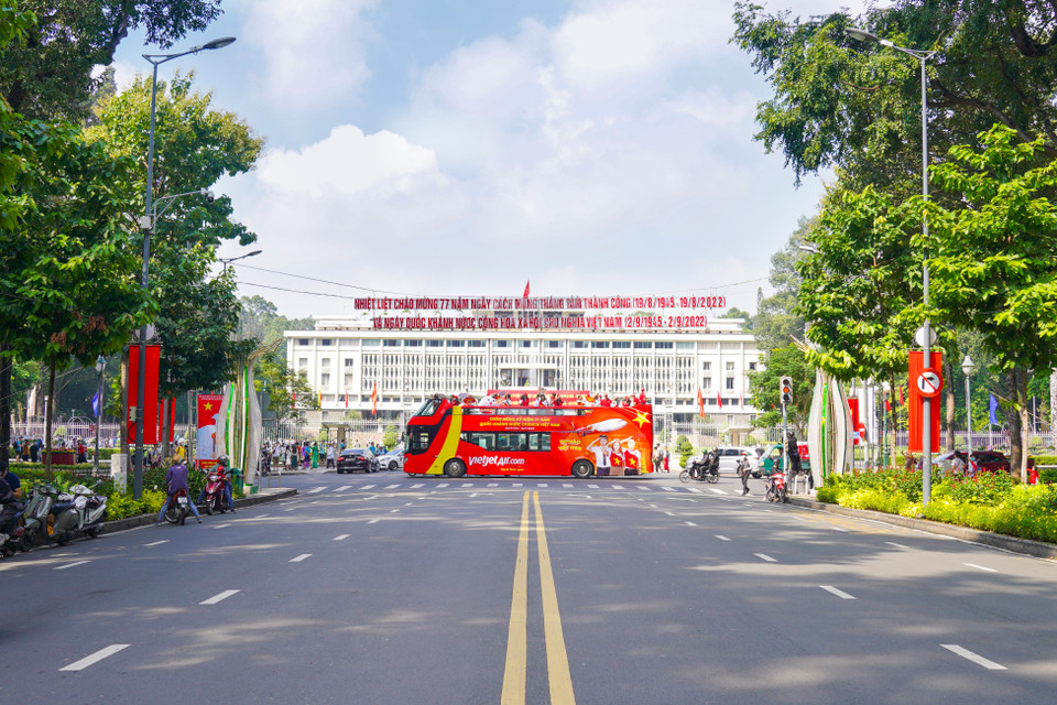Rất nhiều du khách hôm nay cũng đã cùng Vietjet và xe buýt mang màu sắc đỏ vàng đặc trưng thăm quan các điểm đến tại Thành phố Hồ Chí Minh như Dinh Độc Lập, Bưu Điện Thành phố, Nhà thờ Đức Bà, Nhà hát Thành phố… (Ảnh: CTV/Vietnam+)