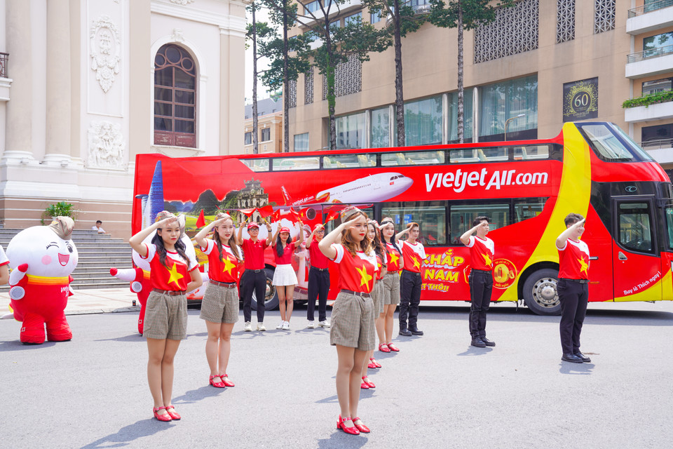 Màn trình diễn của các cán bộ nhân viên, phi hành đoàn Vietjet tại Nhà hát lớn Thành phố Hồ Chí Minh được rất nhiều du khách hưởng ứng. (Ảnh: CTV/Vietnam+)