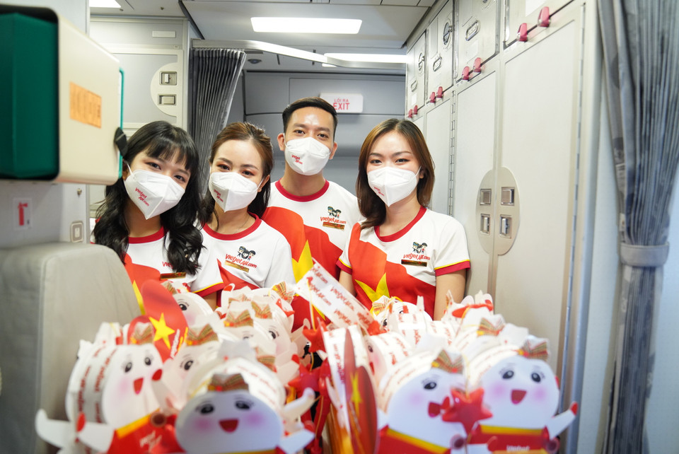 Những món quà lưu niệm thú vị, tràn ngập hình ảnh Việt Nam và gửi gắm tình cảm của phi hành đoàn đã được gửi tới các hành khách bay cùng Vietjet trong dịp này. (Ảnh: CTV/Vietnam+)